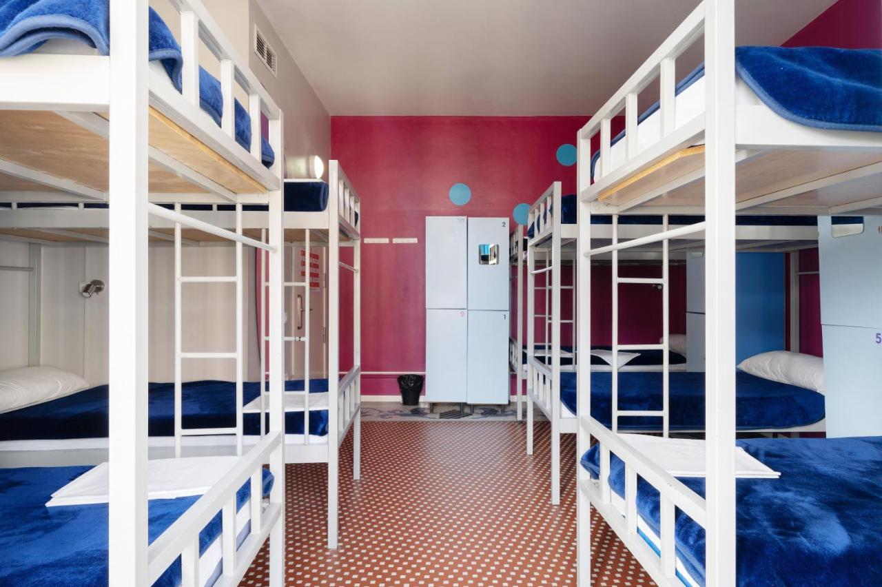 Cama individual en dormitorio compartido de 10 camas