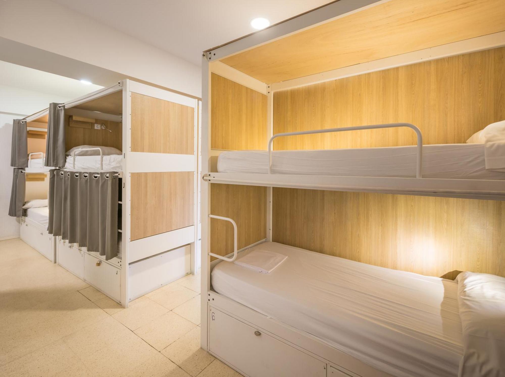 Bed 16-Beds Female Dormitory Room